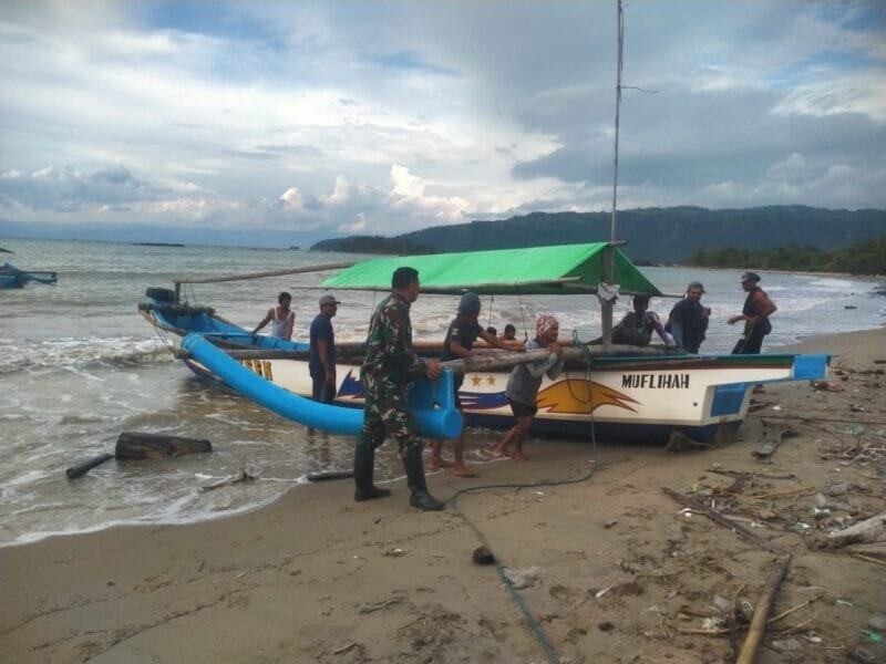 Babinsa Koramil 2215/Ciemas Monitoring Cuaca dan Bantu Nelayan Sandarkan Perahu di Desa Mandrajaya 8