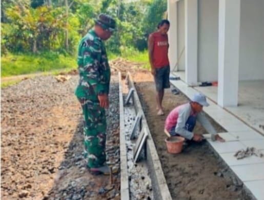 Babinsa Koramil 2211/Sagaranten Laksanakan Pengawasan Pembangunan KDKMP di Desa Sinarbentang 7