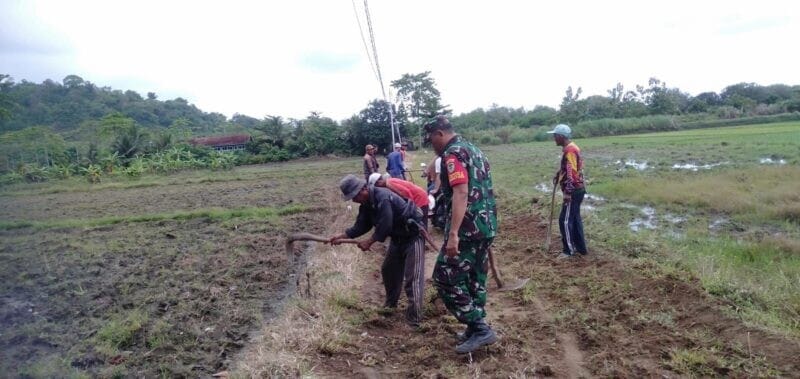 Babinsa Koramil 2213/Jampangkulon Dampingi Pembangunan Jembatan Garuda Bersama Warga 5