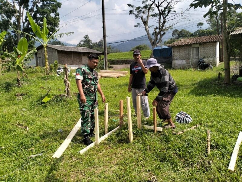 BABINSA KORAMIL 2206/PARAKANSALAK LAKSANAKAN PENDAMPINGAN PEMBANGUNAN KDKMP DI DESA LEBAKSARI 3