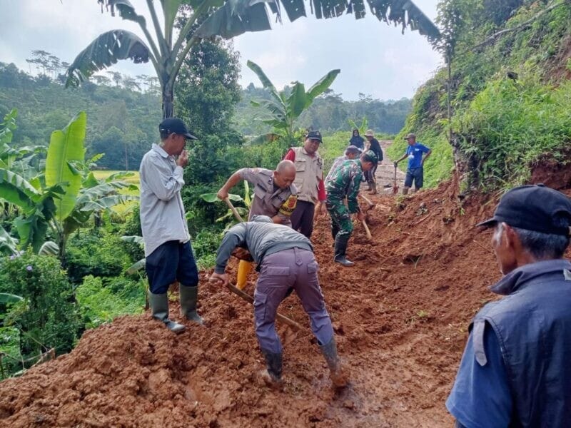 Babinsa Koramil 2208/Nyalindung Laksanakan Bakti Pembersihan Material Pasca Longsor di Kp. Ci Talahab 1