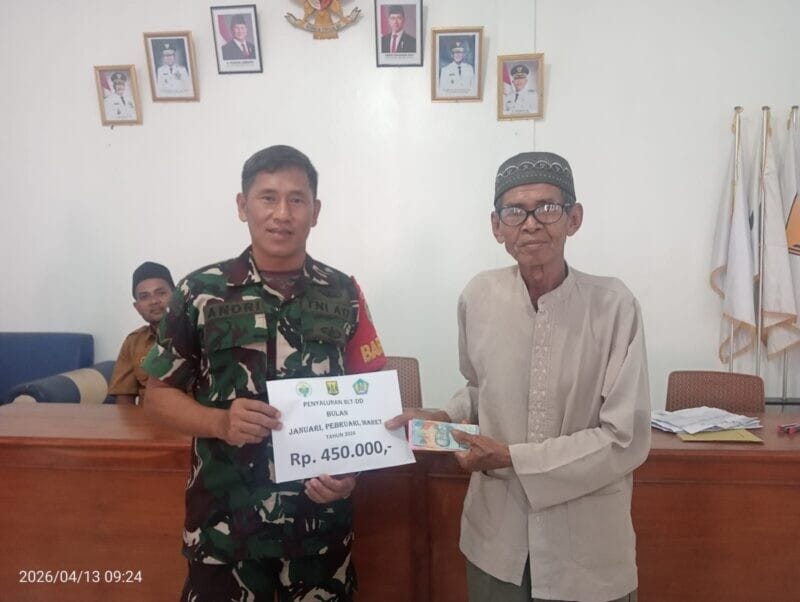 Babinsa Koramil 2213/Jampangkulon Dampingi Penyaluran BLT DD di Desa Cimanggu 7