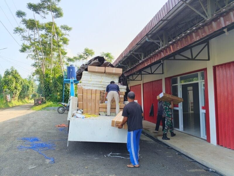 Babinsa Koramil 2205/Kalapanunggal Dampingi Penyaluran Perlengkapan KDKMP di Desa Gunung Endut 5