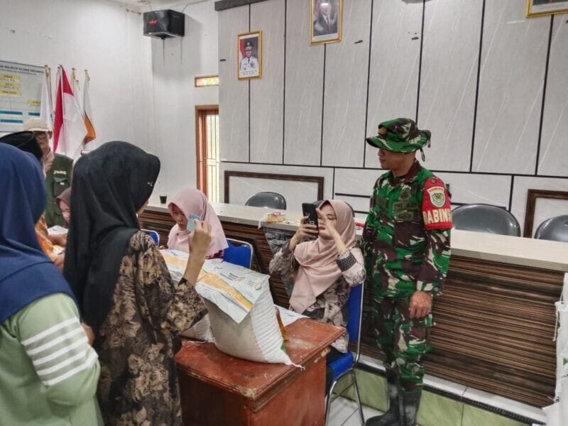 Babinsa Koramil 2206/Parakansalak Laksanakan Pendampingan Pendistribusian Bansos di Desa Bojongasih 3