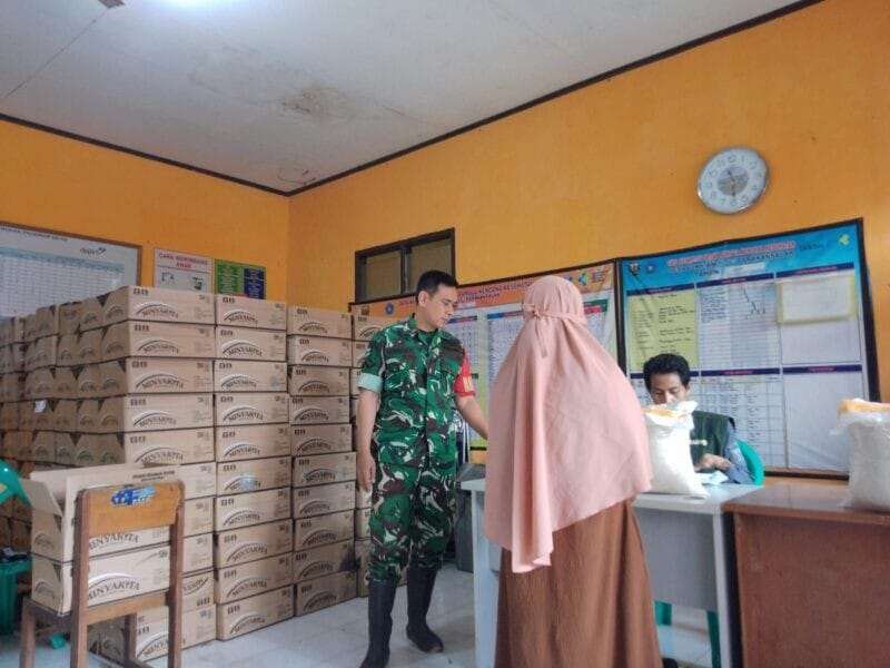 Babinsa Koramil 2206/Parakansalak Dampingi Pendistribusian Bantuan Sosial di Desa Sukatani 7