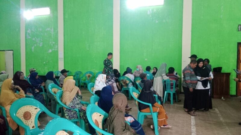 Babinsa Koramil 2215/Ciemas Dampingi Penyaluran Bantuan BLT DD di Desa Girimukti 4