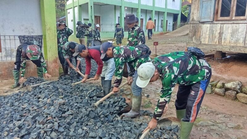 Karya Bakti TNI Kodim 0622/Kab. Sukabumi Percepat Pembangunan Infrastruktur Jalan di Kalibunder 1