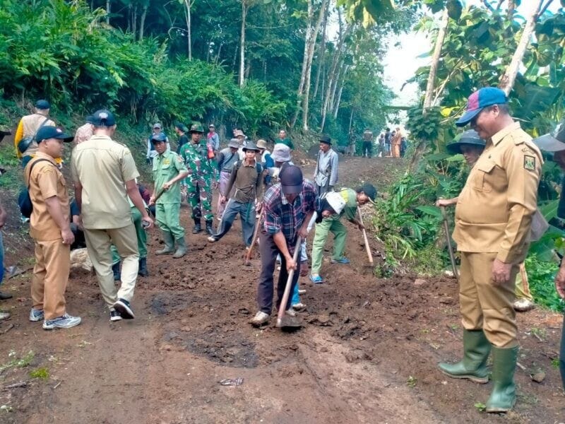 Babinsa Koramil 2212/Tegalbuleud Bersama Warga Laksanakan Karbak Pembenahan Jalan 8