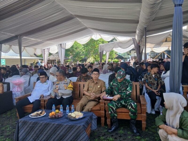 Babinsa Koramil 2204/Cikidang Hadiri Acara Perpisahan Siswa Kelas XII SMAN 1 Cikidang 7