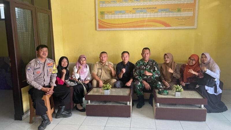 Babinsa Koramil 2209/Lengkong Dampingi Penyaluran Insentif RT/RW di Desa Lengkong 3