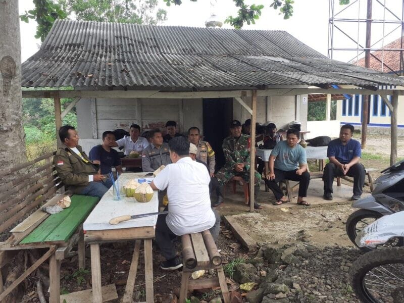 Babinsa koramil 2215/Ciemas Laksanakan Komsos Bersama Warga 1