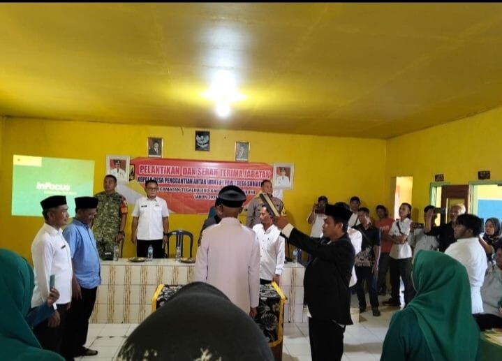 DANRAMIL 2212/TEGAL BULEUD PELANTIKAN DAN PENGAMBILAN SUMPAH JABATAN KEPALA DESA PAW SUMBERJAYA