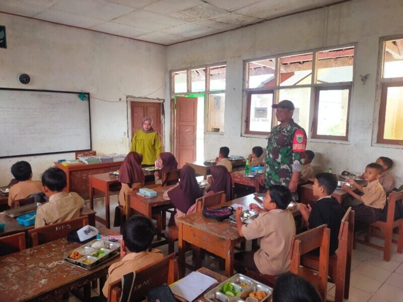 Babinsa Koramil 2211/Sagaranten Dampingi Program Makanan Bergizi Gratis di Desa Sagaranten 1 Babinsa Koramil 2211/Sagaranten Dampingi Program Makanan Bergizi Gratis di Desa Sagaranten