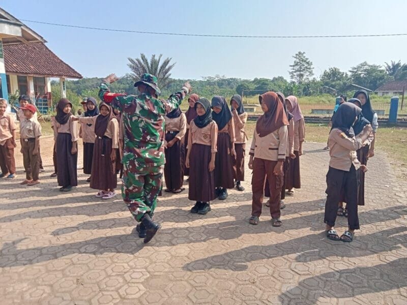 Babinsa Koramil 2215/Ciemas Laksanakan Pembinaan Pramuka di SMPN 2 Ciemas 1 Babinsa Koramil 2215/Ciemas Laksanakan Pembinaan Pramuka di SMPN 2 Ciemas