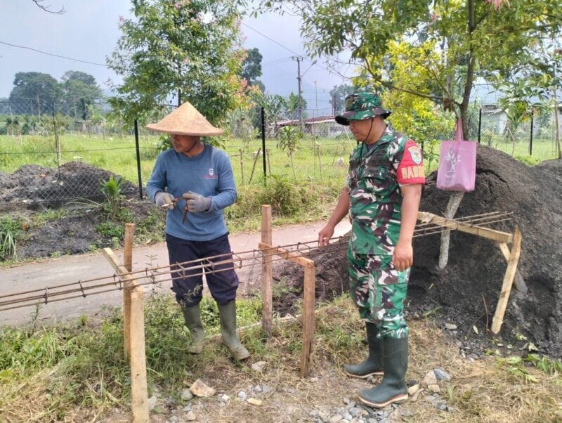 Babinsa Koramil 2206/Parakansalak Dampingi Pembangunan KDKMP di Desa Lebaksari 1 Babinsa Koramil 2206/Parakansalak Dampingi Pembangunan KDKMP di Desa Lebaksari