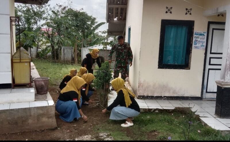 Babinsa Koramil 2211/Sagaranten Bersama Kader Posyandu Laksanakan Karyabakti Pembersihan Lingkungan 1 Babinsa Koramil 2211/Sagaranten Bersama Kader Posyandu Laksanakan Karyabakti Pembersihan Lingkungan