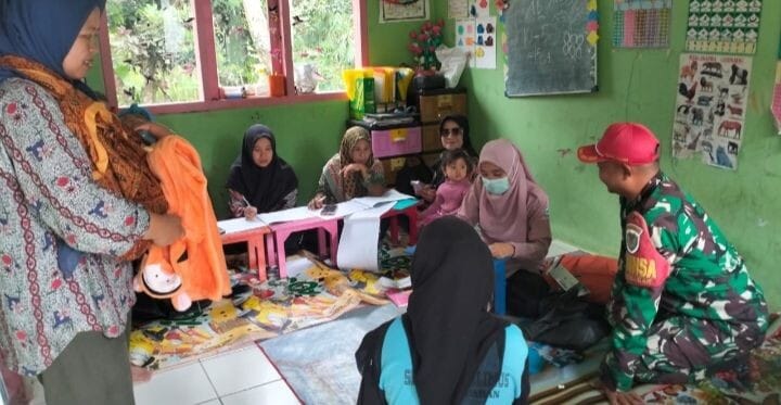 Babinsa Koramil 2210/Pabuaran Dampingi Kegiatan Penimbangan Balita di Desa Pabuaran 1 Babinsa Koramil 2210/Pabuaran Dampingi Kegiatan Penimbangan Balita di Desa Pabuaran