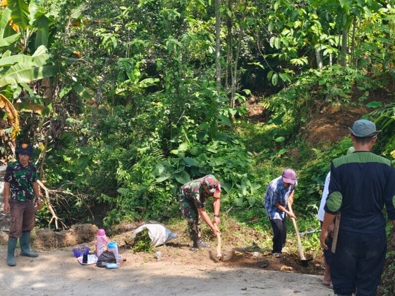 BABINSA KORAMIL 2206/PARAKANSALAK LAKSANAKAN KARYA BAKTI PEMBERSIHAN JALAN DI DESA BOJONGASIH 1 BABINSA KORAMIL 2206/PARAKANSALAK LAKSANAKAN KARYA BAKTI PEMBERSIHAN JALAN DI DESA BOJONGASIH