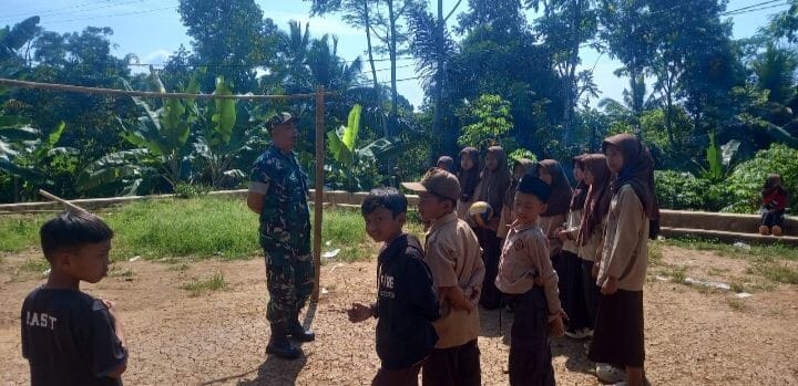 BABINSA KORAMIL 2210/PABUARAN LAKSANAKAN WAWASAN KEBANGSAAN DI SDN PASIR KOPEAH 1 BABINSA KORAMIL 2210/PABUARAN LAKSANAKAN WAWASAN KEBANGSAAN DI SDN PASIR KOPEAH