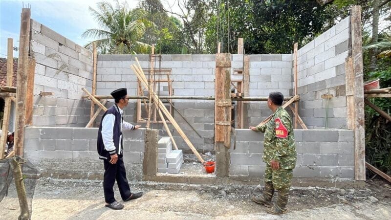 Babinsa Koramil 2208/Nyalindung Cek Pembangunan Posyandu di Desa Caringin 1 Babinsa Koramil 2208/Nyalindung Cek Pembangunan Posyandu di Desa Caringin