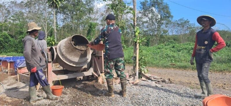 BABINSA KORAMIL 2207/JAMPANGTENGAH GOTONG ROYONG BERSAMA WARGA LAKSANAKAN PENGERASAN JALAN 1 BABINSA KORAMIL 2207/JAMPANGTENGAH GOTONG ROYONG BERSAMA WARGA LAKSANAKAN PENGERASAN JALAN