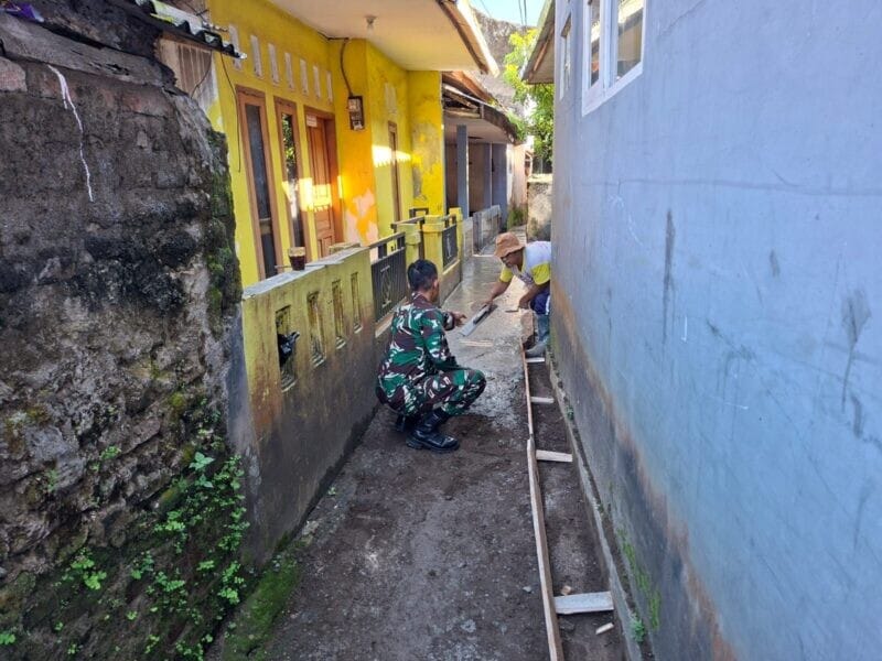 Koptu Nofiyanto Laksanakan Karya Bakti Pengecoran Jalan di Desa Tonjong 1 Koptu Nofiyanto Laksanakan Karya Bakti Pengecoran Jalan di Desa Tonjong