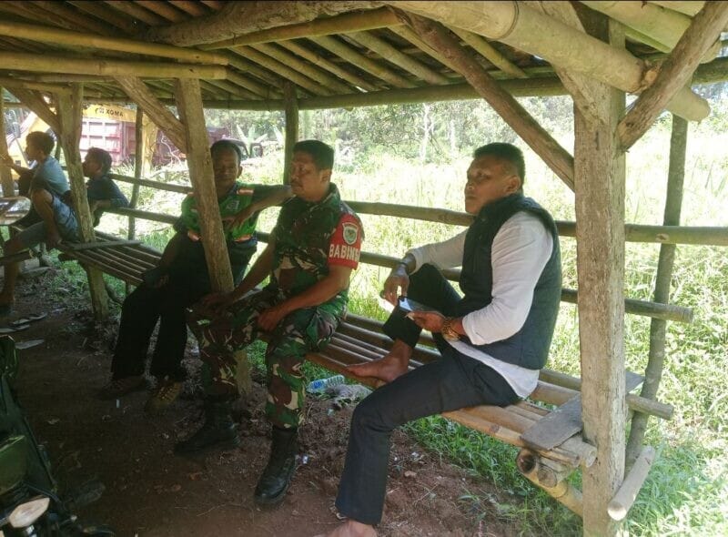 Babinsa Koramil 2211/Sagaranten Laksanakan Komsos Bersama Warga Desa Puncak Manggis 1 Babinsa Koramil 2211/Sagaranten Laksanakan Komsos Bersama Warga Desa Puncak Manggis