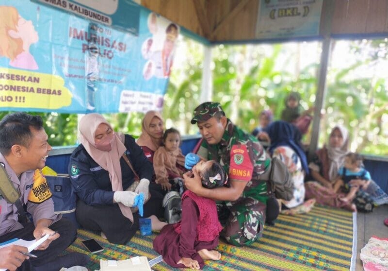 Babinsa Koramil 2213/Jampangkulon Dampingi Pemberian Vitamin A untuk Balita di Desa Mekarwangi 1 Babinsa Koramil 2213/Jampangkulon Dampingi Pemberian Vitamin A untuk Balita di Desa Mekarwangi