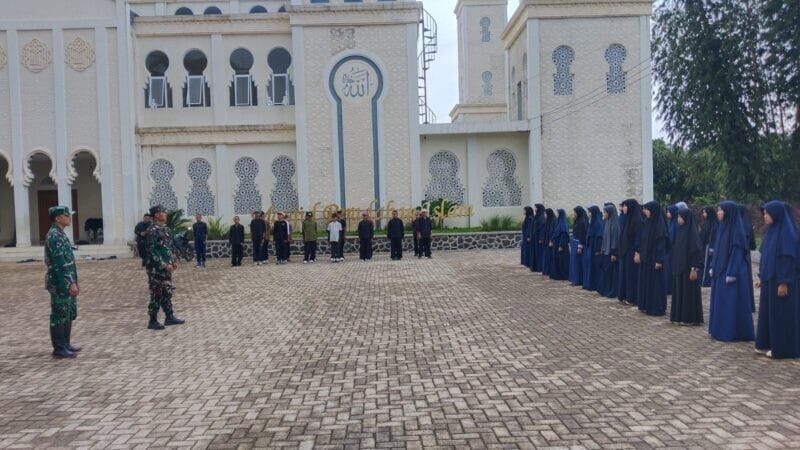 Babinsa Koramil 2208/Nyalindung melaksanakan kegiatan pembinaan PBB kepada santri dan santriwati di Pondok Pesantren Mabda Islam. 1 Babinsa Koramil 2208/Nyalindung melaksanakan kegiatan pembinaan PBB kepada santri dan santriwati di Pondok Pesantren Mabda Islam.