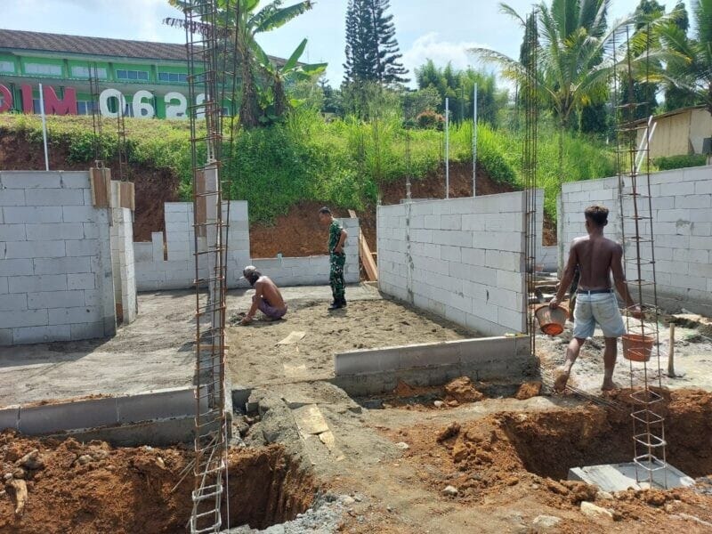 Babinsa Koramil 2205/Kalapanunggal Laksanakan Bakti Pembangunan Rumah Dinas Kodim 0622/Kabupaten Sukabumi 1 Babinsa Koramil 2205/Kalapanunggal Laksanakan Bakti Pembangunan Rumah Dinas Kodim 0622/Kabupaten Sukabumi