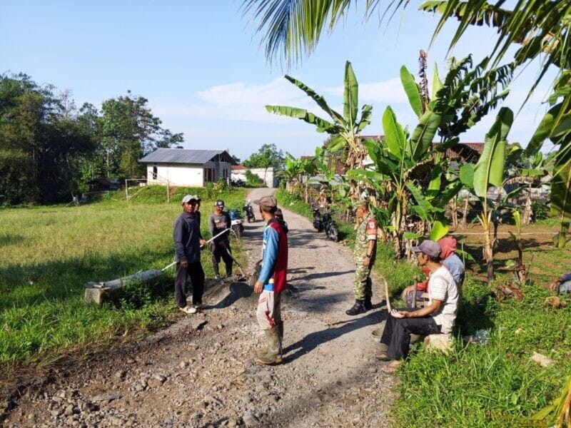 BABINSA KORAMIL 2204/CIKIDANG LAKSANAKAN BHAKTI PERBAIKAN JALAN DI DESA CIJAMBE 1 BABINSA KORAMIL 2204/CIKIDANG LAKSANAKAN BHAKTI PERBAIKAN JALAN DI DESA CIJAMBE