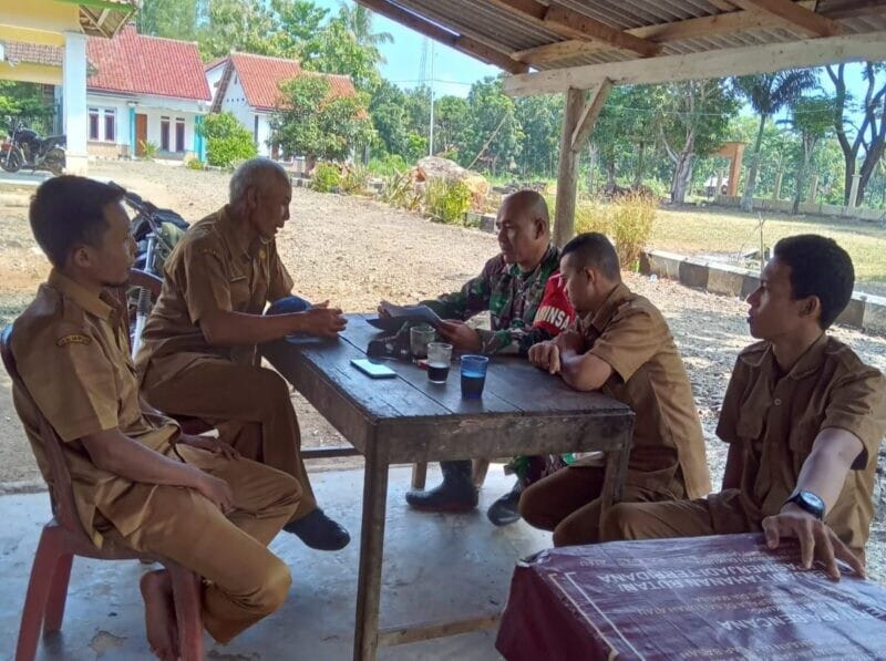 Babinsa Koramil 2215/Ciemas Laksanakan Komsos Bersama Perangkat Desa Ciemas 1 Babinsa Koramil 2215/Ciemas Laksanakan Komsos Bersama Perangkat Desa Ciemas