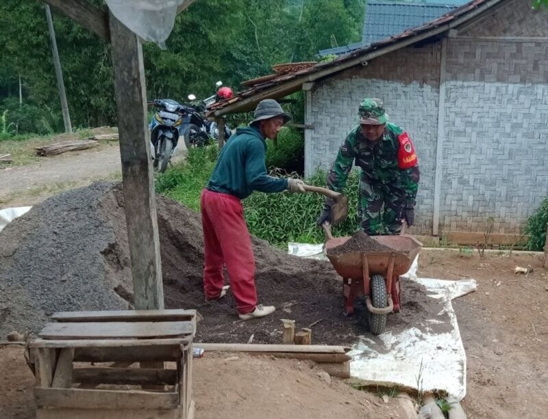 Karya Bakti Bersama Warga, Babinsa Koramil 2209/Lengkong Bangun TPT di Desa Neglasari 1 Karya Bakti Bersama Warga, Babinsa Koramil 2209/Lengkong Bangun TPT di Desa Neglasari