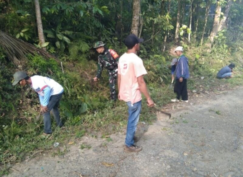 Babinsa Koramil 2209/Lengkong Bersama Warga Laksanakan Karya Bakti Pembersihan Jalan 1 Babinsa Koramil 2209/Lengkong Bersama Warga Laksanakan Karya Bakti Pembersihan Jalan