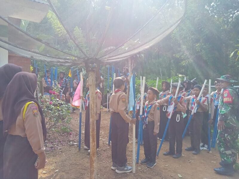 Babinsa Koramil 2215/Ciemas Berikan Pembinaan Pramuka di SMPN 1 Ciemas 1 Babinsa Koramil 2215/Ciemas Berikan Pembinaan Pramuka di SMPN 1 Ciemas