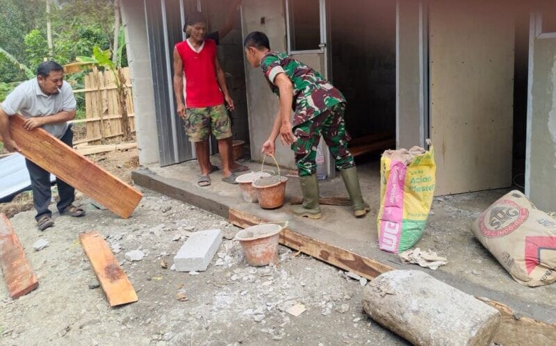 Babinsa Koramil 2202/Palabuhanratu Bantu Perbaikan WC Umum di Desa Tonjong 1 Babinsa Koramil 2202/Palabuhanratu Bantu Perbaikan WC Umum di Desa Tonjong