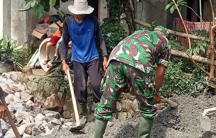 Babinsa Koramil 2202/Palabuhanratu Gotong Royong Pengecoran Jalan Desa Cidadap 1 Babinsa Koramil 2202/Palabuhanratu Gotong Royong Pengecoran Jalan Desa Cidadap