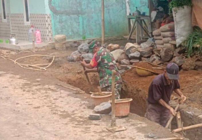 Babinsa Koramil 2206/Parakansalak Laksanakan Karya Bakti Perbaikan Parit di Desa Sukatani 1 Babinsa Koramil 2206/Parakansalak Laksanakan Karya Bakti Perbaikan Parit di Desa Sukatani