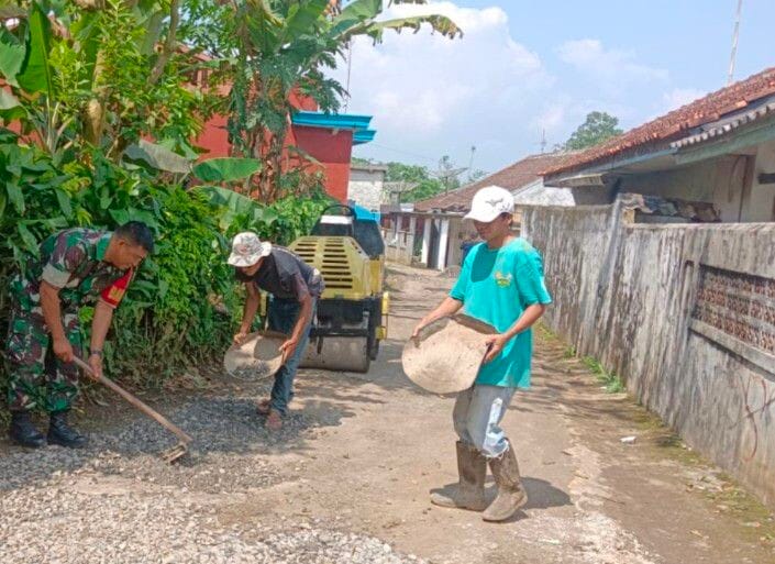 Babinsa Koramil 2206/Parakansalak Laksanakan Karbak Perbaikan Jalan di Desa Sukakersa 1 Babinsa Koramil 2206/Parakansalak Laksanakan Karbak Perbaikan Jalan di Desa Sukakersa