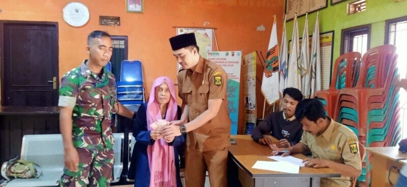 Babinsa Koramil 2213/Jampangkulon Dampingi Penyaluran Bantuan BLT di Desa Sekarsari 1 Babinsa Koramil 2213/Jampangkulon Dampingi Penyaluran Bantuan BLT di Desa Sekarsari