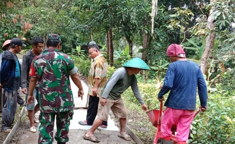Babinsa Koramil 2212/Tegalbuleud Bersama Warga Laksanakan Karbak Perbaikan Jalan 1 Babinsa Koramil 2212/Tegalbuleud Bersama Warga Laksanakan Karbak Perbaikan Jalan