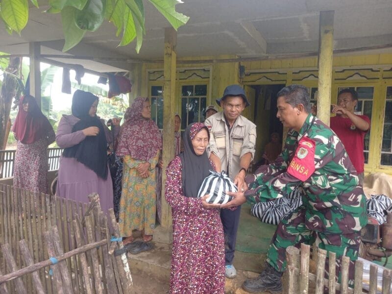 BABINSA KORAMIL 2213/JAMPANGKULON DAMPINGI PENYALURAN BANTUAN SEMBAKO UNTUK WARGA DESA BINAAN 11