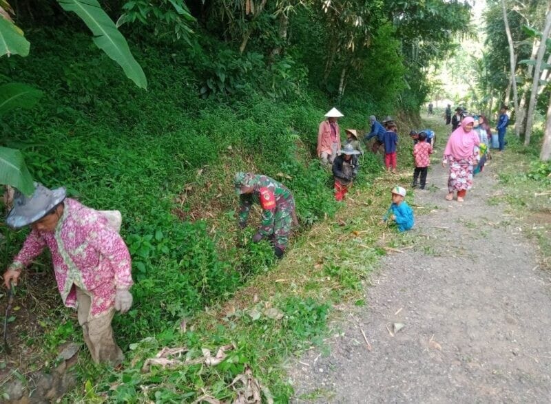BABINSA KORAMIL 2209/LENGKONG BERSAMA WARGA LAKSANAKAN KARYA BAKTI PEMBERSIHAN JALAN DI DESA NEGLASARI 1 BABINSA KORAMIL 2209/LENGKONG BERSAMA WARGA LAKSANAKAN KARYA BAKTI PEMBERSIHAN JALAN DI DESA NEGLASARI