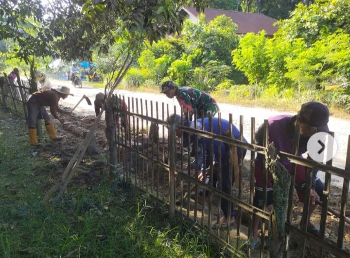BABINSA KORAMIL 2215/CIEMAS LAKSANAKAN KARYA BAKTI PEMBERSIHAN LINGKUNGAN DI DESA CIBENDA 1 BABINSA KORAMIL 2215/CIEMAS LAKSANAKAN KARYA BAKTI PEMBERSIHAN LINGKUNGAN DI DESA CIBENDA