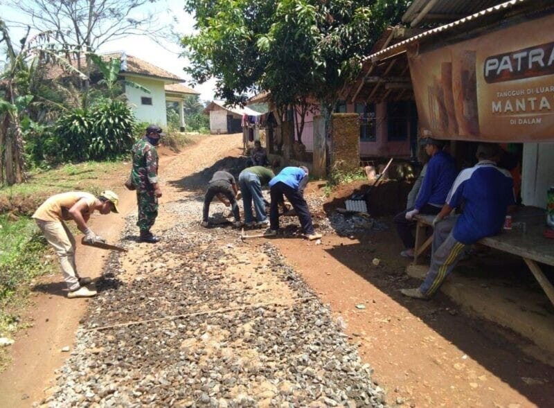 BABINSA KORAMIL 2211/SAGARANTEN LAKSANAKAN KARYA BAKTI PERBAIKAN JALAN DI DESA CIBAREBEG 3