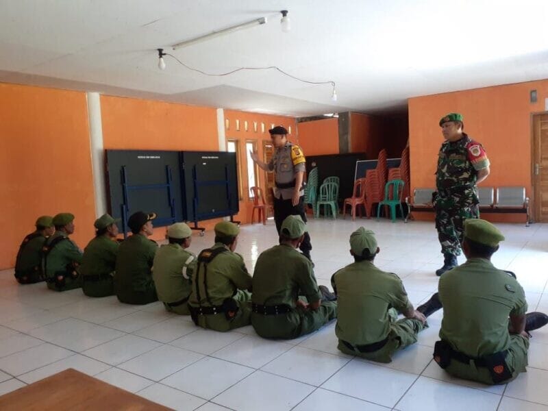 BABINSA KORAMIL 2212/TEGALBULEUD BERIKAN PEMBINAAN WAWASAN KEBANGSAAN KEPADA ANGGOTA LINMAS 4