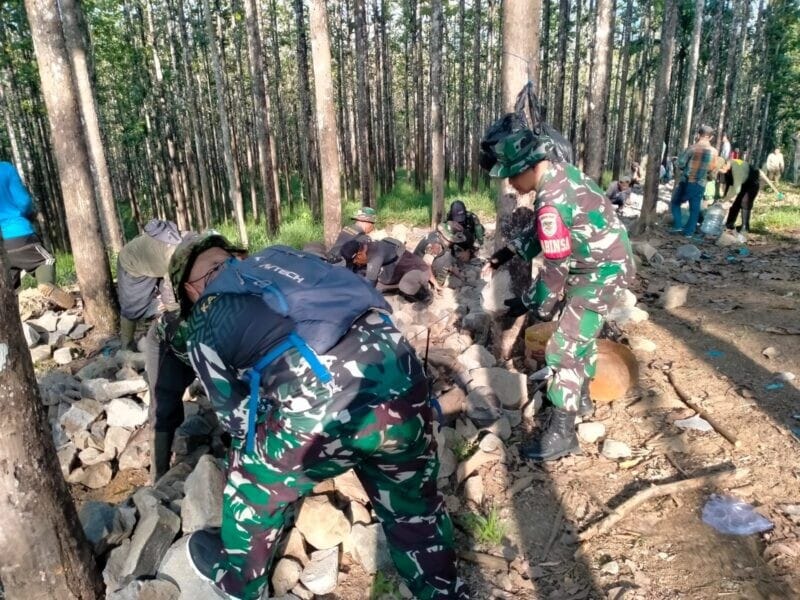BABINSA KORAMIL 2202/PALABUHANRATU LAKSANAKAN KARYA BAKTI PERBAIKAN JALAN DI KAMPUNG GOBANG 2