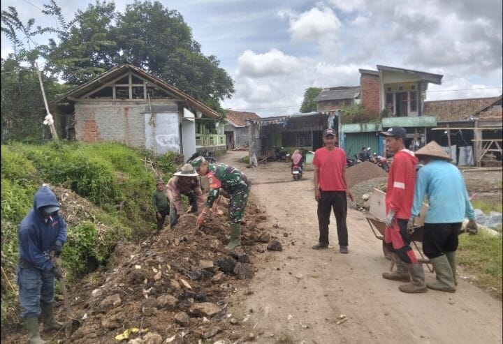 Babinsa Koramil 2210/Pabuaran Laksanakan Karya Bhakti Bersama Masyarakat di Desa Ciwalat 1