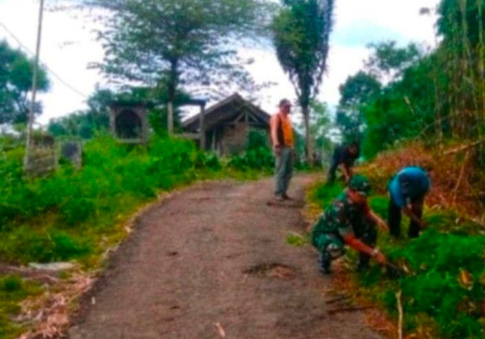 Babinsa Koramil 2206/Parakansalak Laksanakan Karya Bakti Pembersihan Jalan di Desa Parakansalak