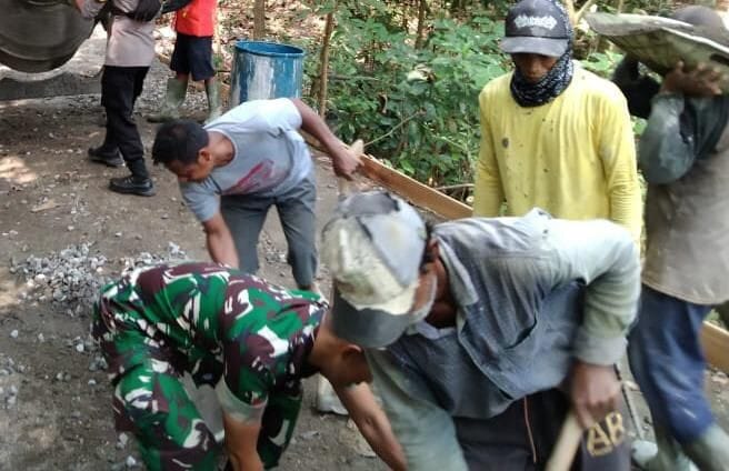 BABINSA KORAMIL 2202/PALABUHANRATU GOTONG ROYONG LAKSANAKAN PENGECORAN JALAN DI DESA TONJONG 8